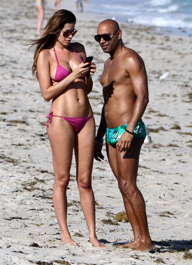 Aida Yespica In Pink Bikini At Beach In Miami HawtCelebs