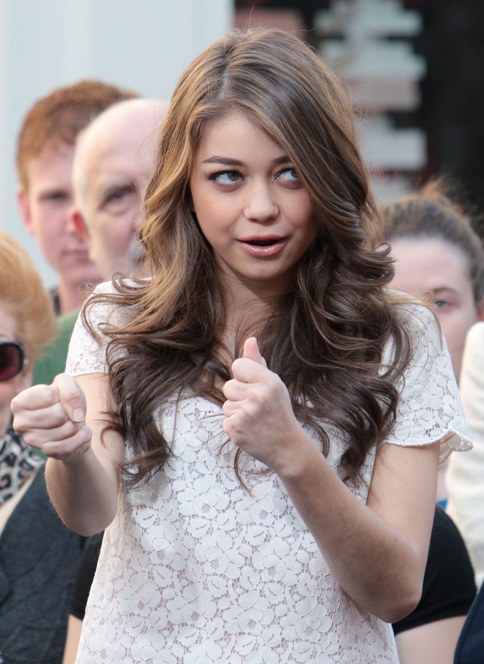 sarah hyland on interview for extra at the grove