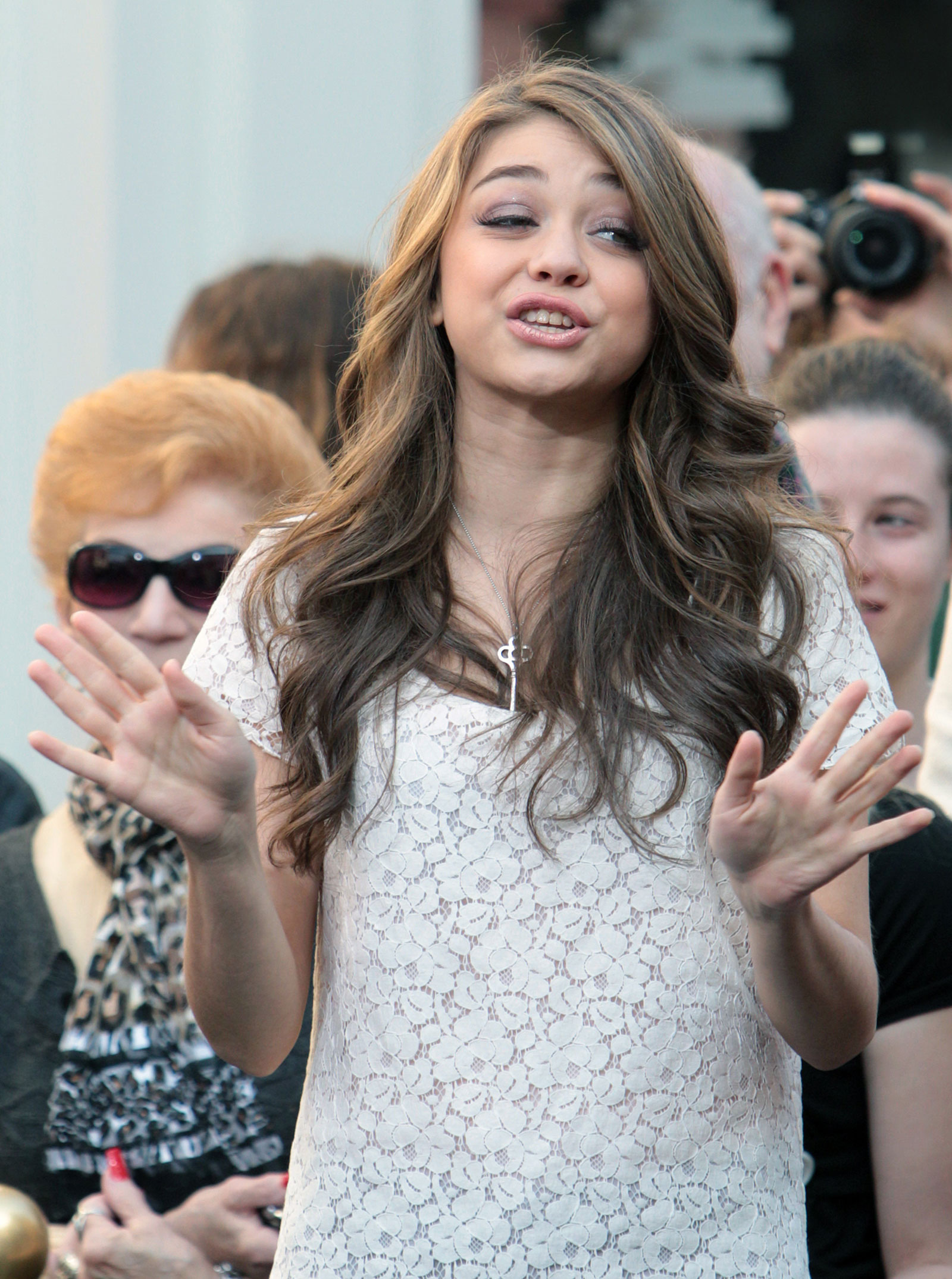 sarah hyland on interview for extra at the grove