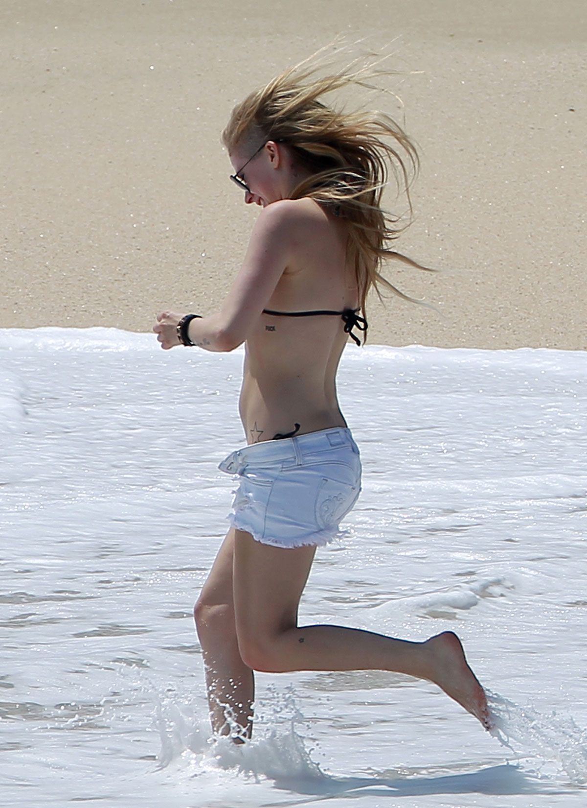 Avril levigne bikini