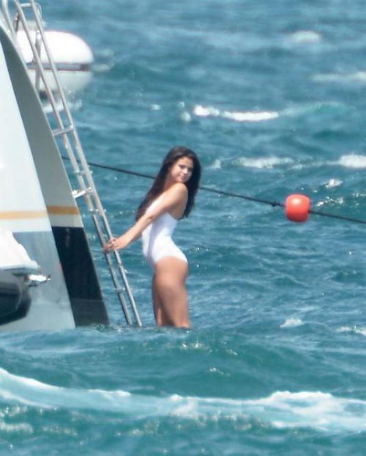 Selena Gomez In Swimsuit On A Boat In St Tropez Hawtcelebs