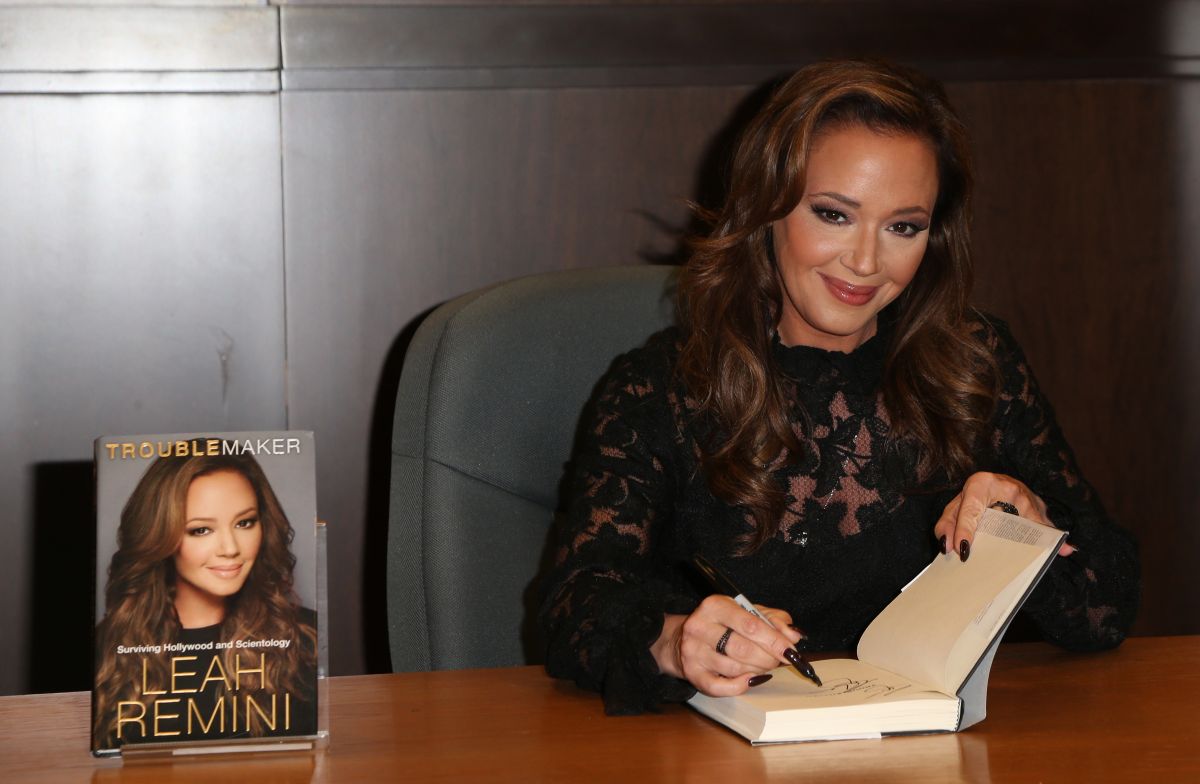 Leah Remini Signs Copies Of Her Troublemaker Surviving Hollywood And Scientology Book 1208 9602