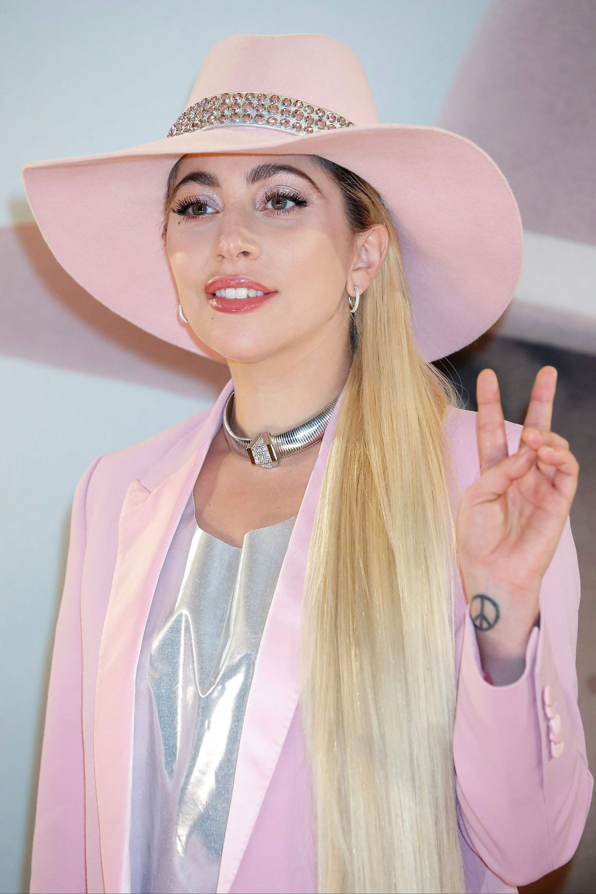 How Gaga Has Affected Miley Cyrus Gaga Thoughts Gaga Daily 