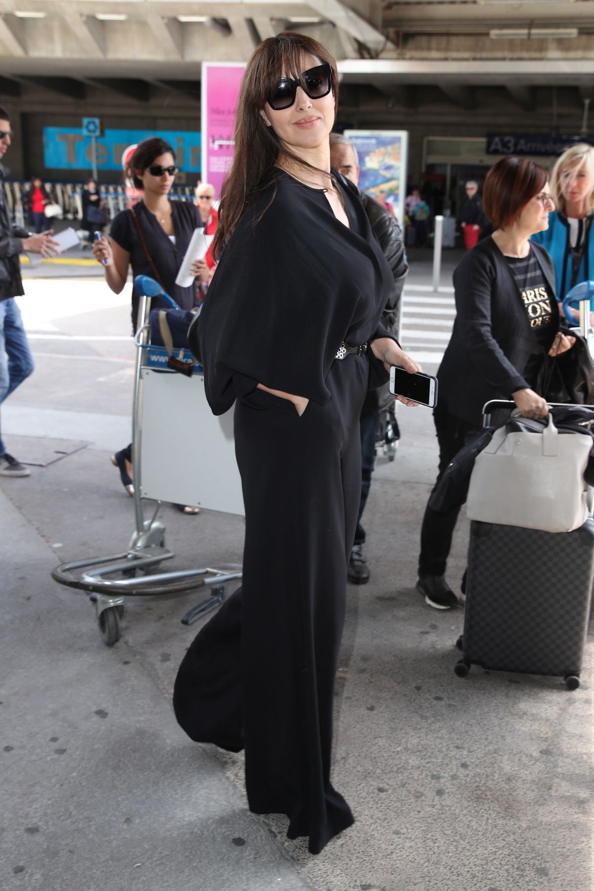 monica-bellucci-at-airport-in-nice-05-15