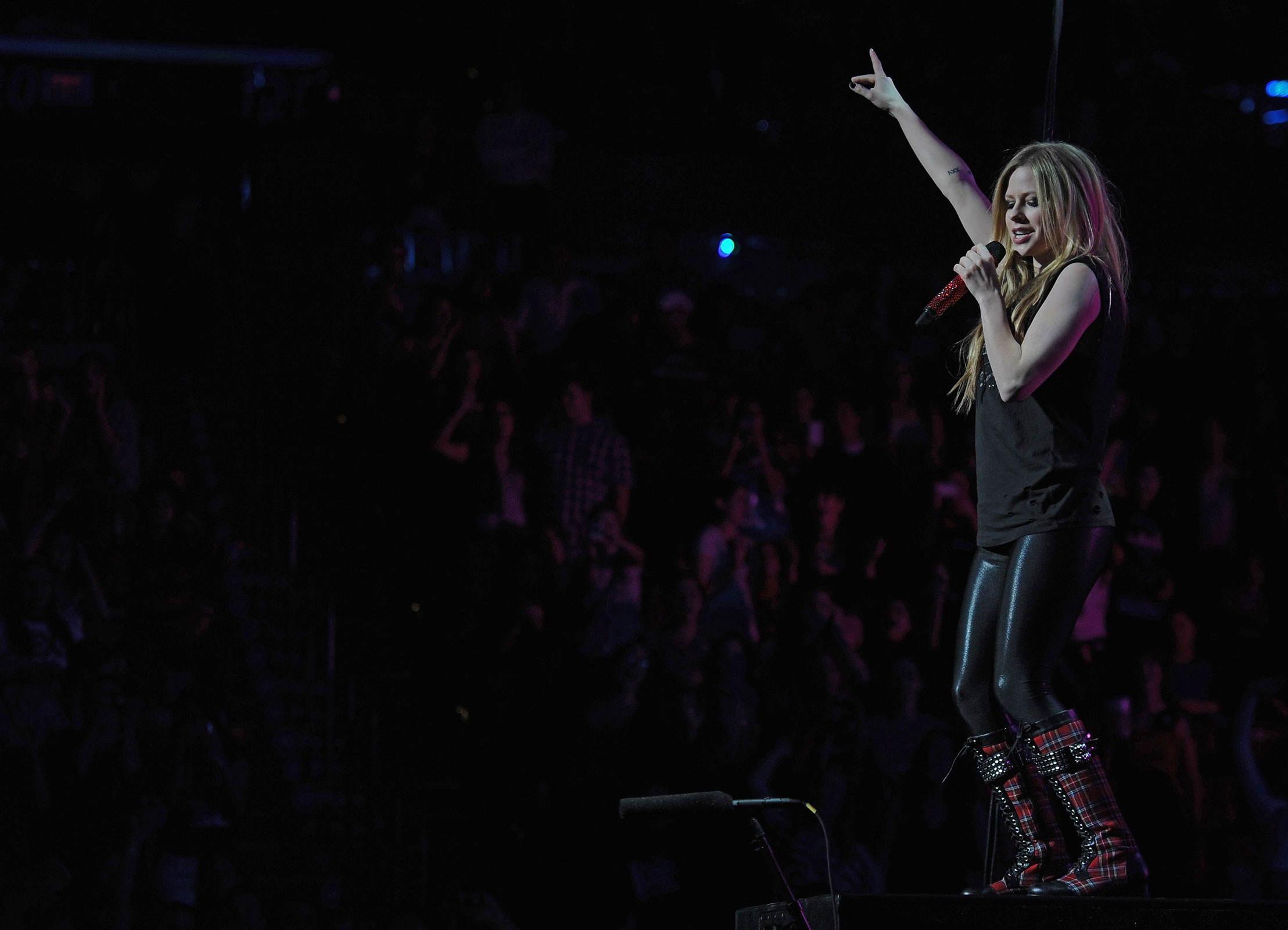 Avril Lavigne Performs at Y 100 Jingle Ball Sunrise in Florida HawtCelebs