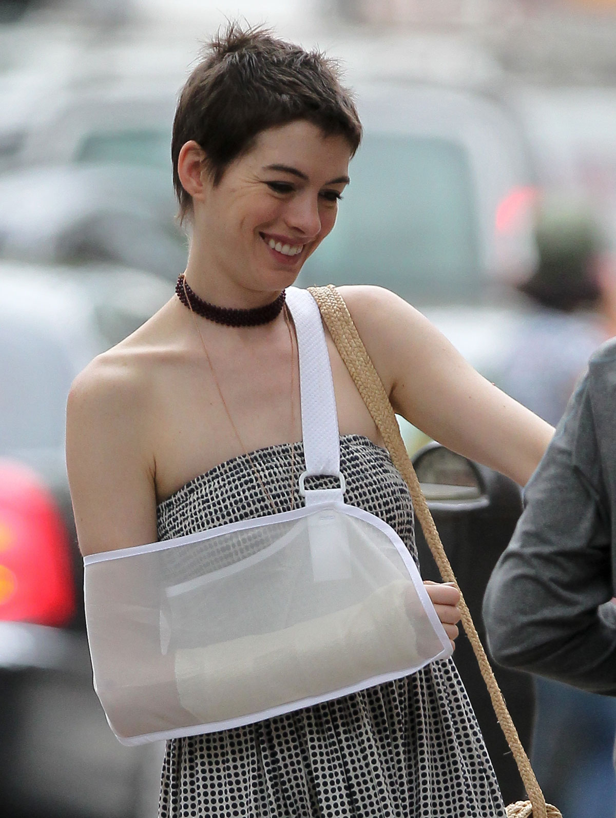 Anne Hathaway: Arm Sling After Wrist Injury: Photo 2668441