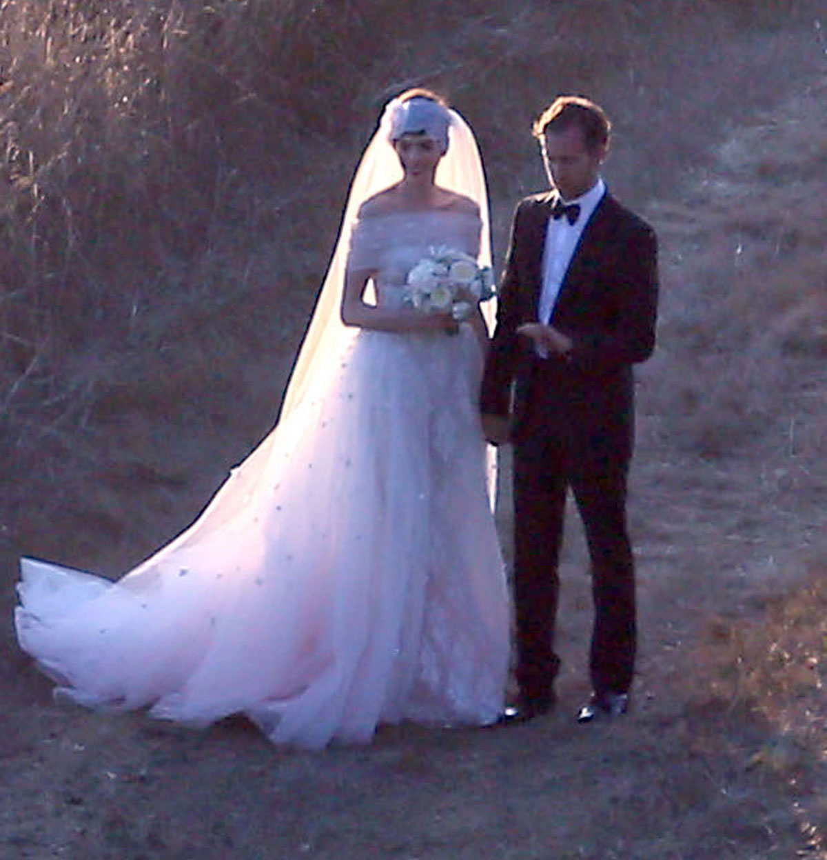 ANNE HATHAWAY and Adam Shulman Get Married at a Private Residence in