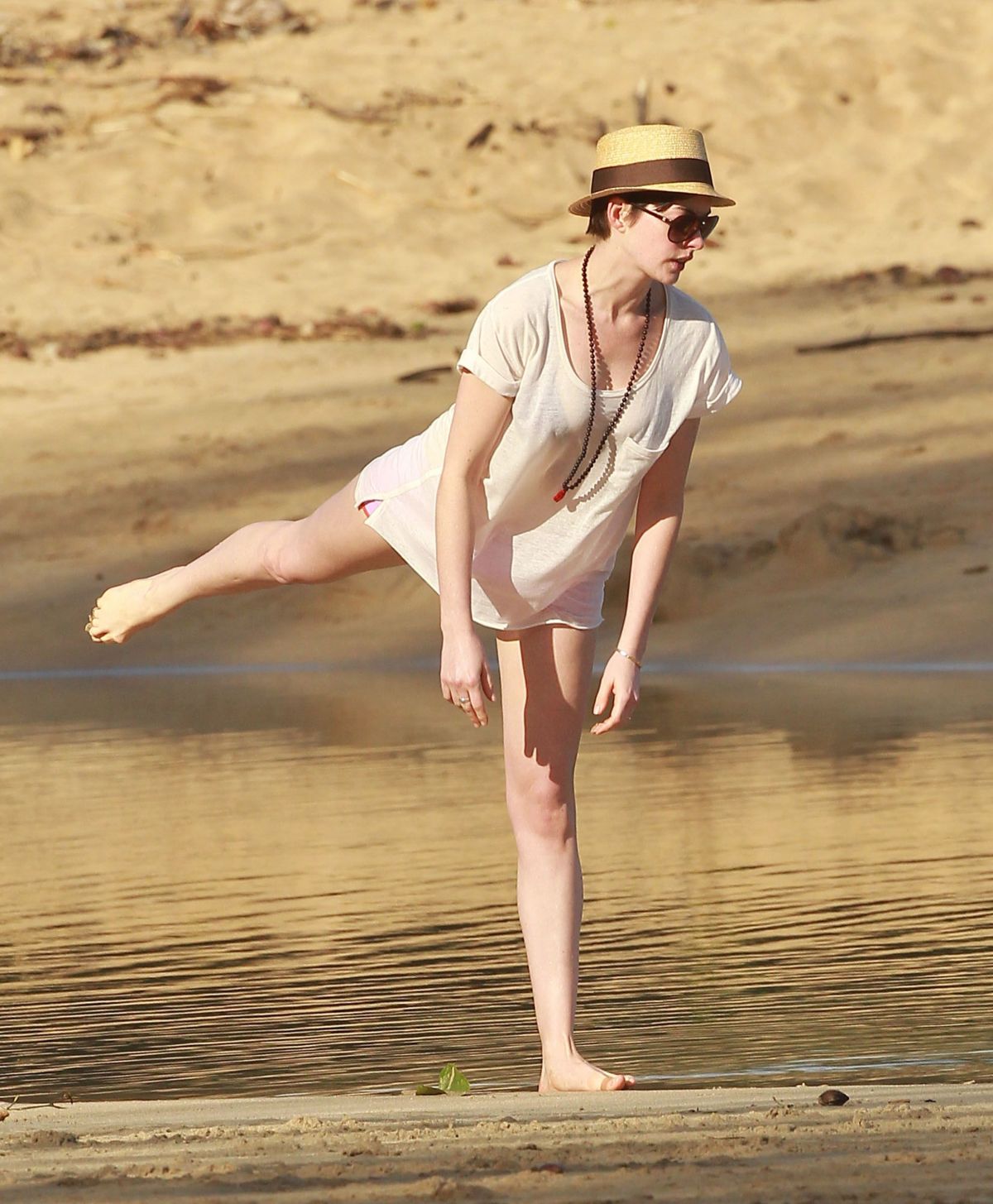 Anne Hathaway At A Beach In Hawaii Hawtcelebs