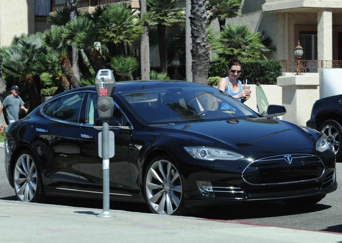 ALYSON HANNIGAN and Her Tesla Electric Car in Santa Monica HawtCelebs