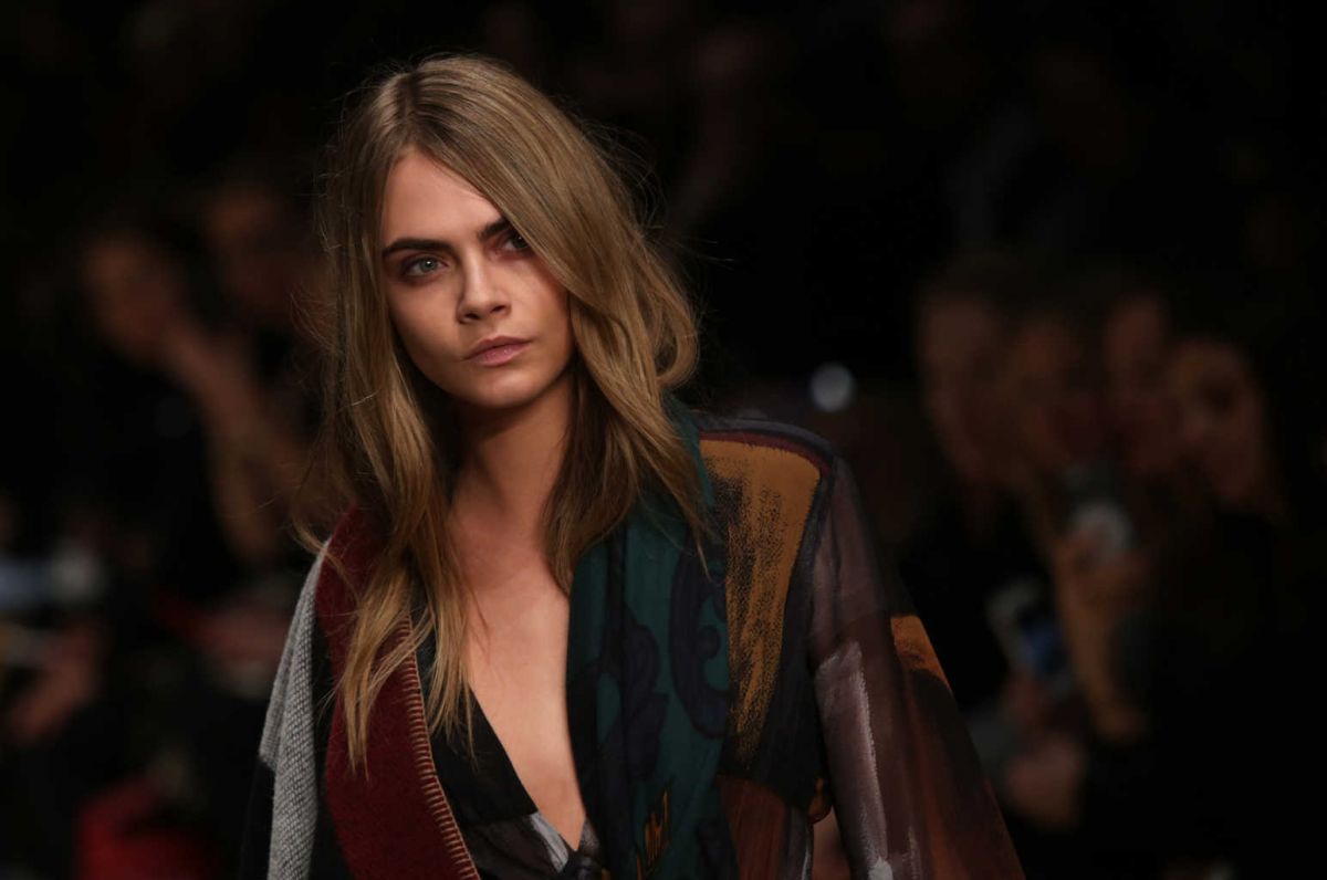 CARA DELEVINGNE on Runways of Burberry Fall/Winter Fashion Show ...