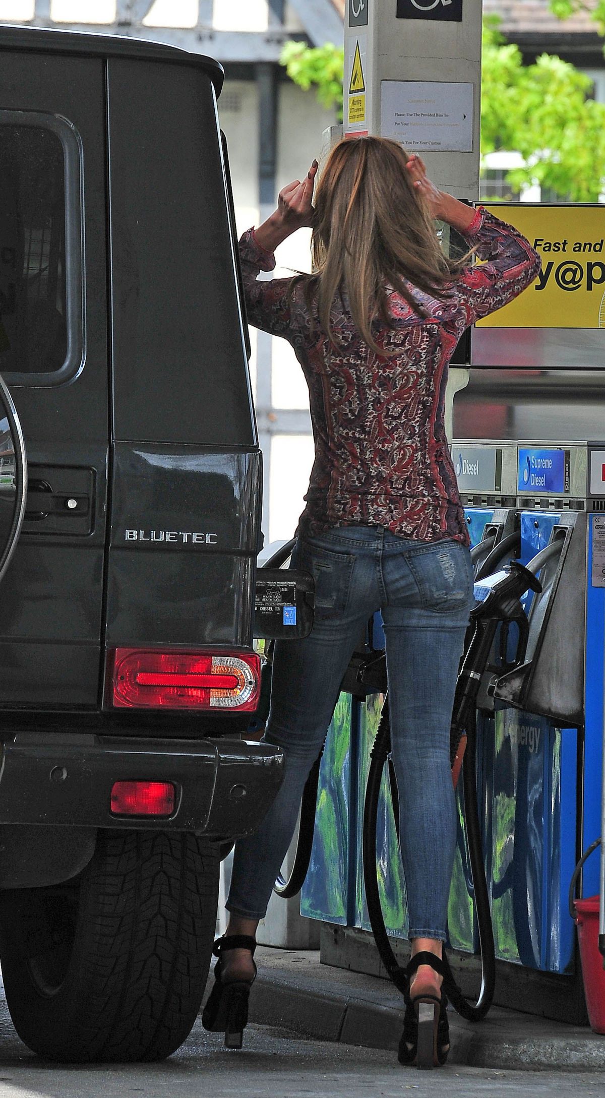 https://www.hawtcelebs.com/wp-content/uploads/2014/05/abbigail-abbey-clancy-in-ripped-jeans-at-a-gas-station-in-london_18.jpg