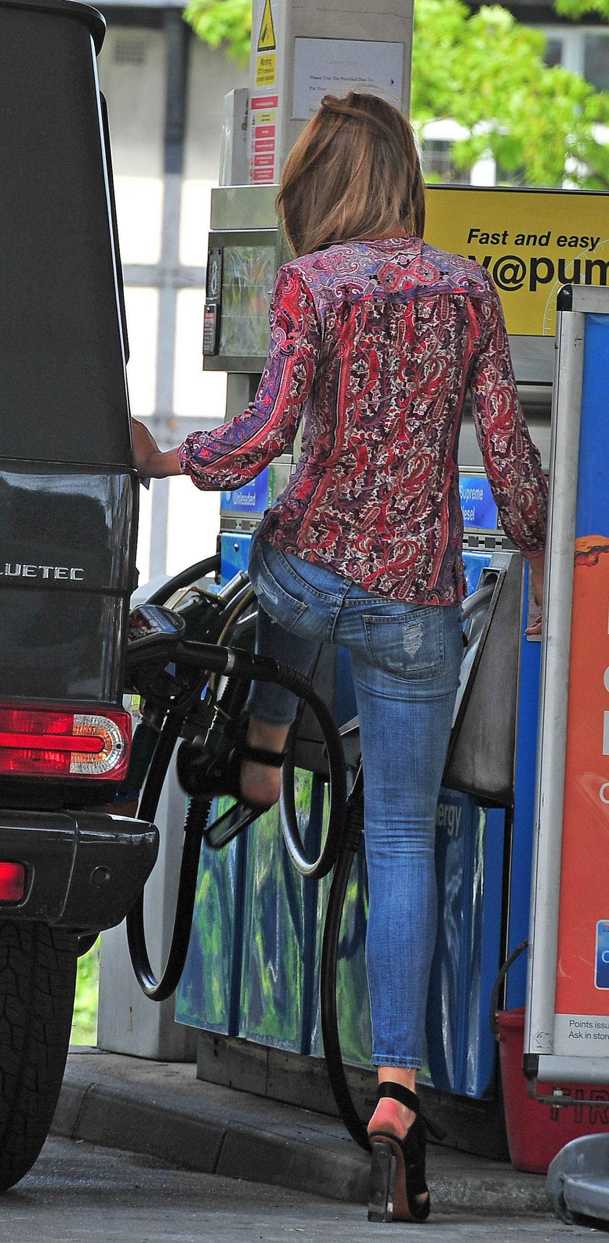 https://www.hawtcelebs.com/wp-content/uploads/2014/05/abbigail-abbey-clancy-in-ripped-jeans-at-a-gas-station-in-london_23.jpg