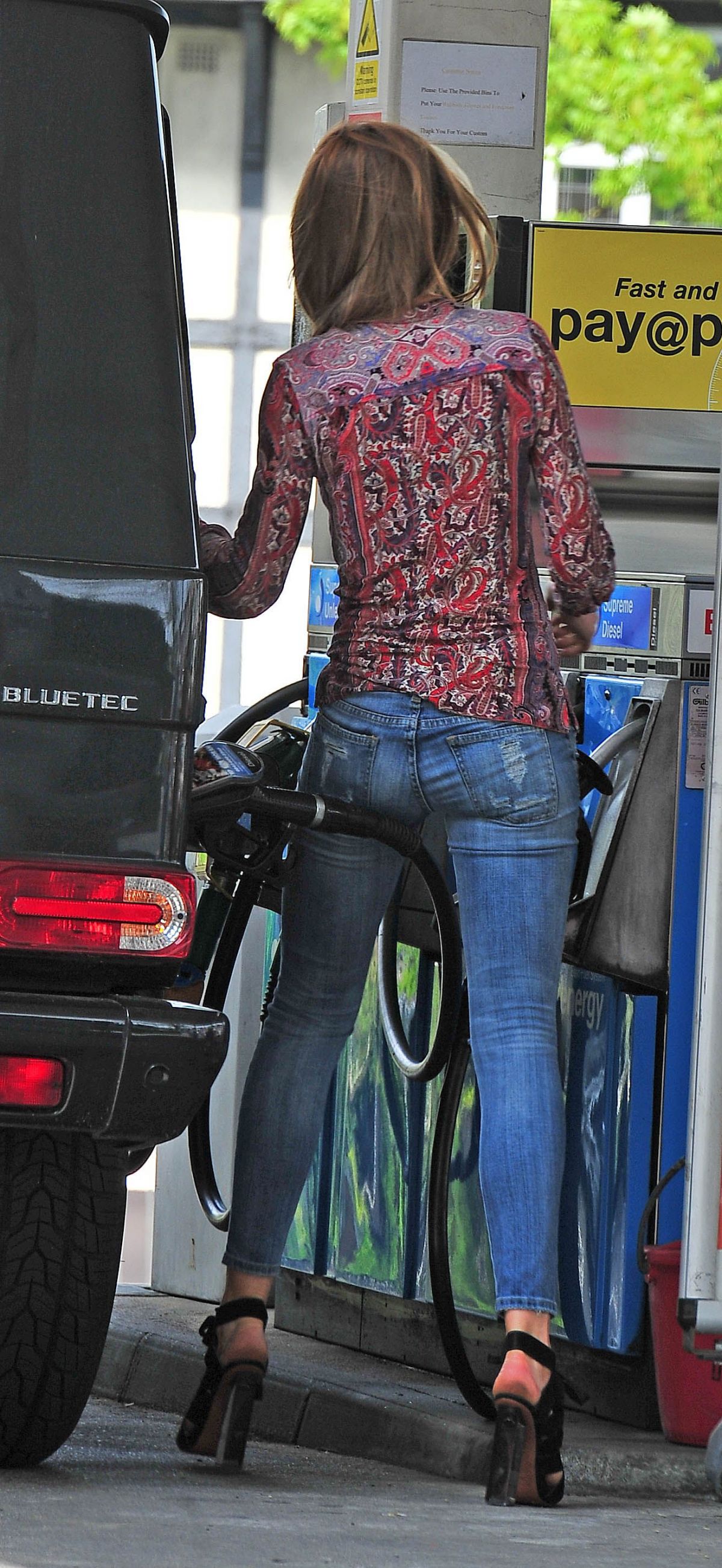 https://www.hawtcelebs.com/wp-content/uploads/2014/05/abbigail-abbey-clancy-in-ripped-jeans-at-a-gas-station-in-london_24.jpg