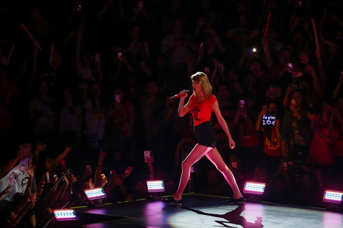 TAYLOR SWIFT Performs at a Concert in Shanghai HawtCelebs