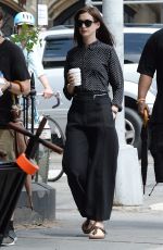 ANNE HATHAWAY on the Set of The Intern in New York – HawtCelebs