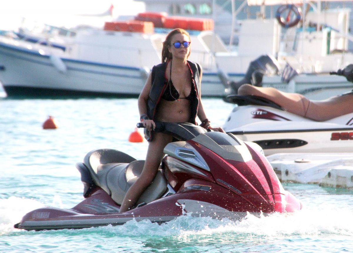 Lindsay Lohan In Bikini Jetskiing In Greece Hawtcelebs