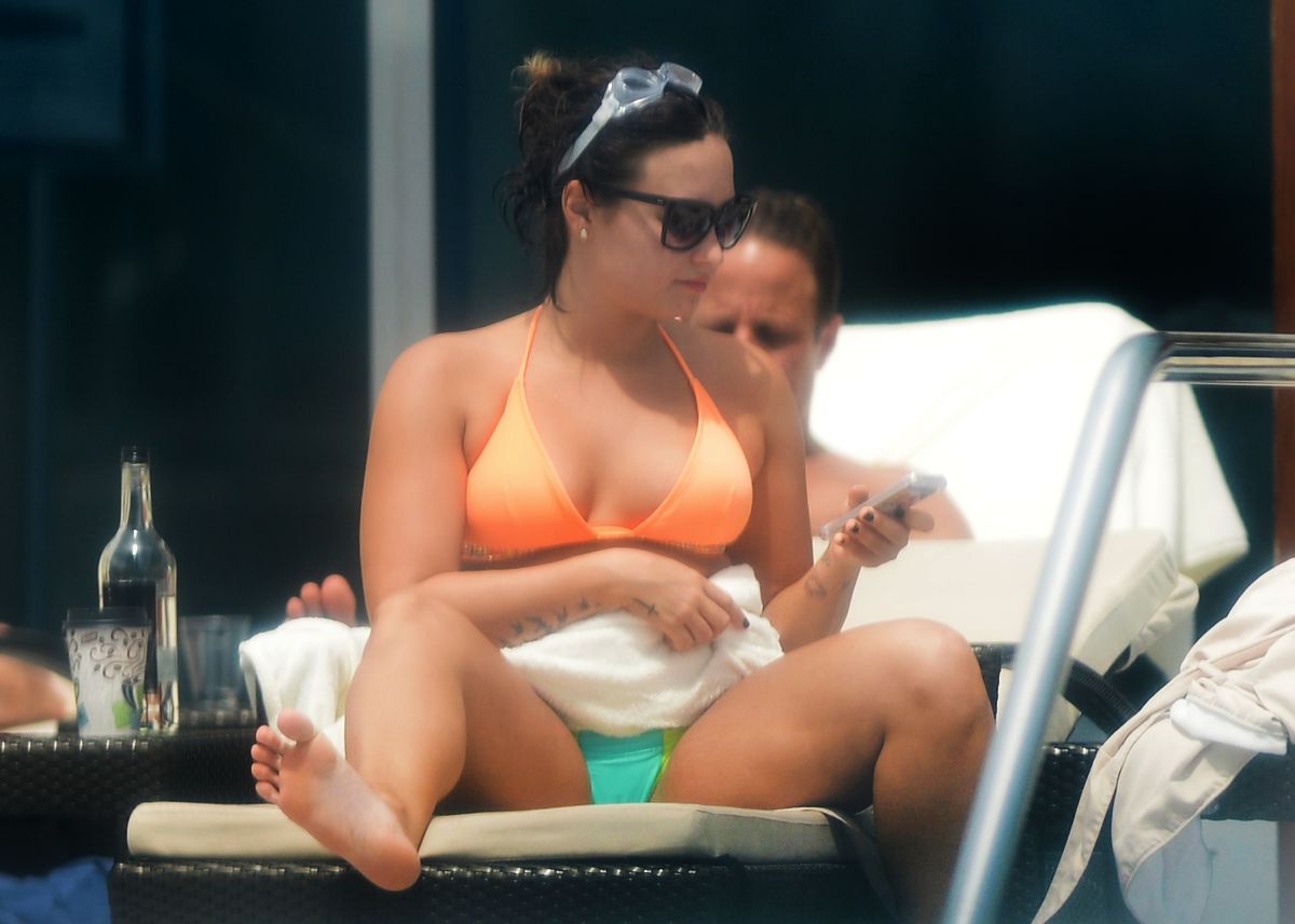 Demi Lovato In Bikini At A Pool In Miami Hawtcelebs