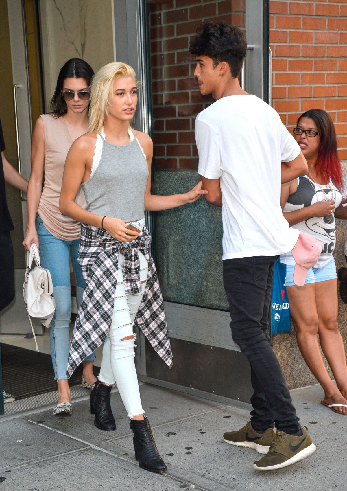 Kendall Jenner And Hailey Baldwin Leaves An Apartment In New York Hawtcelebs 