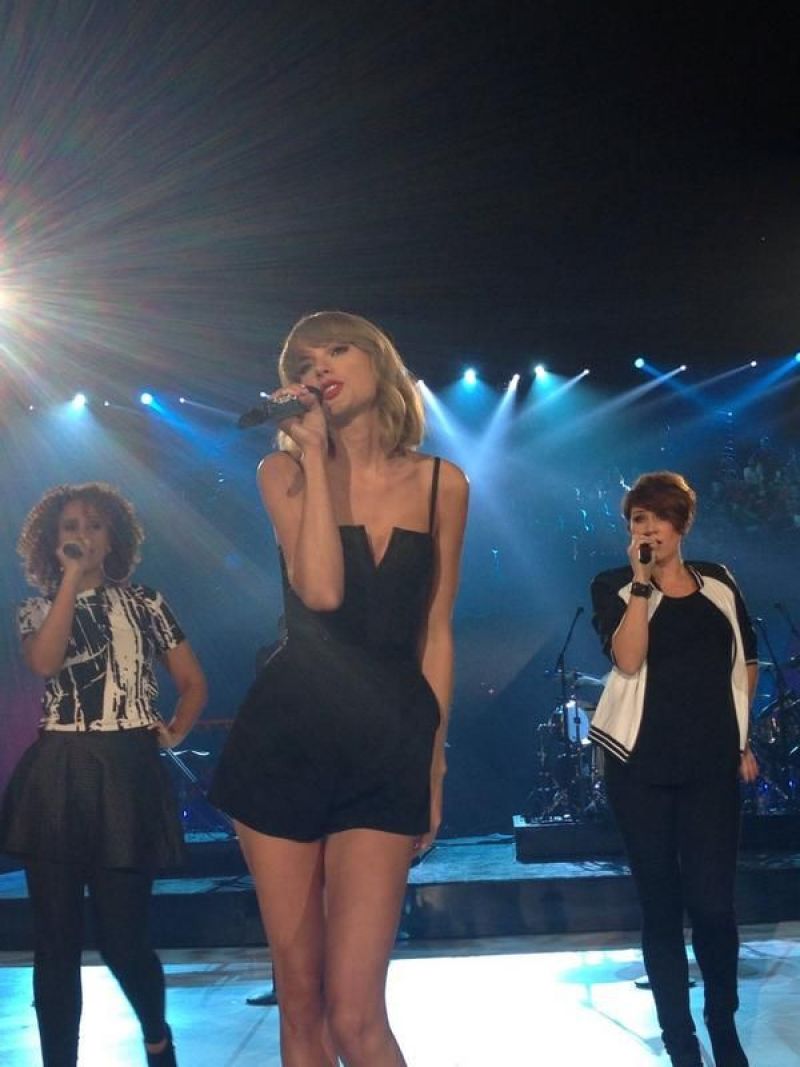 TAYLOR SWIFT Performs at Private Concert in Minneapolis HawtCelebs