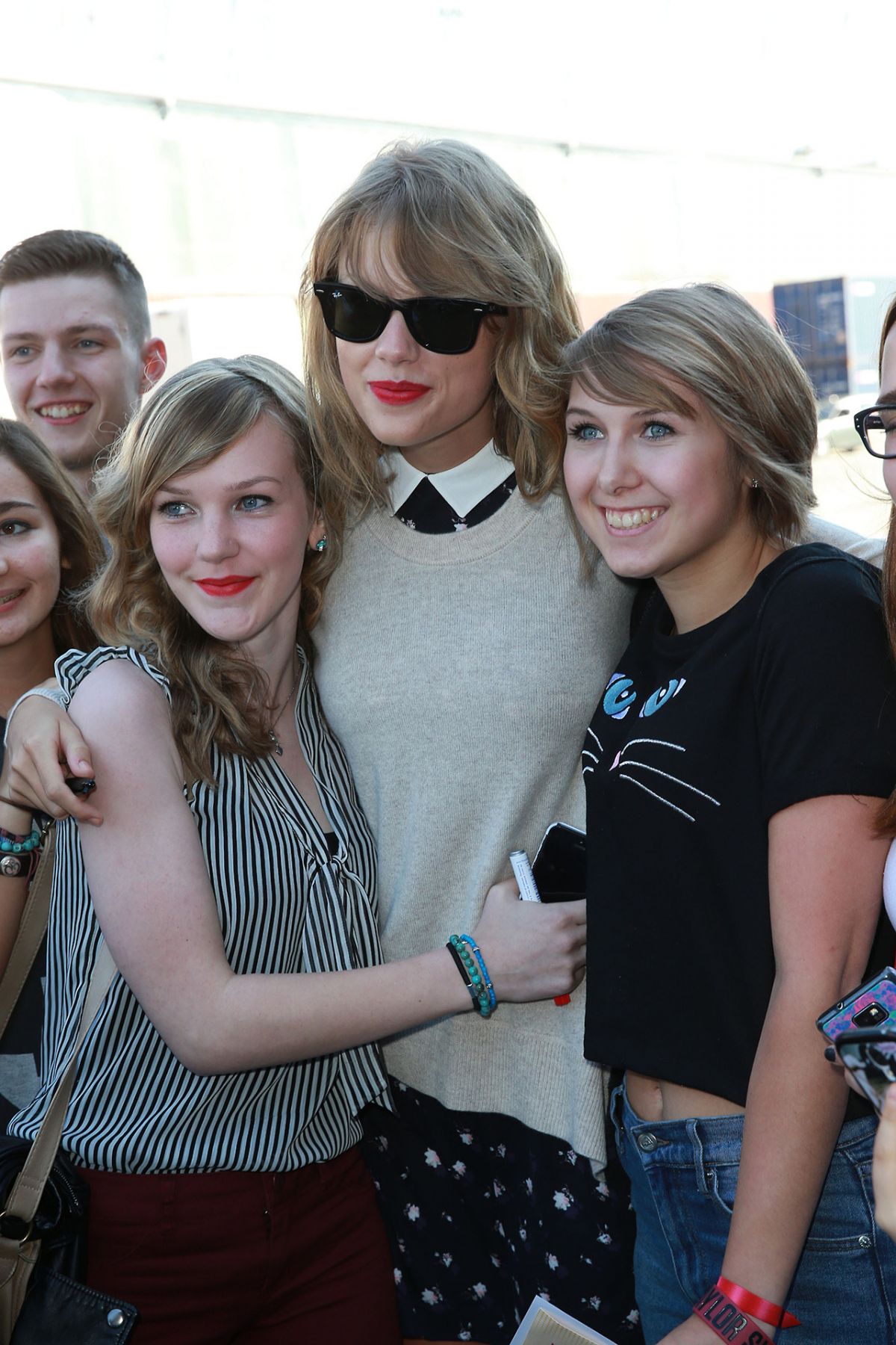 TAYLOR SWIFT with Fans Out in Hamburg HawtCelebs