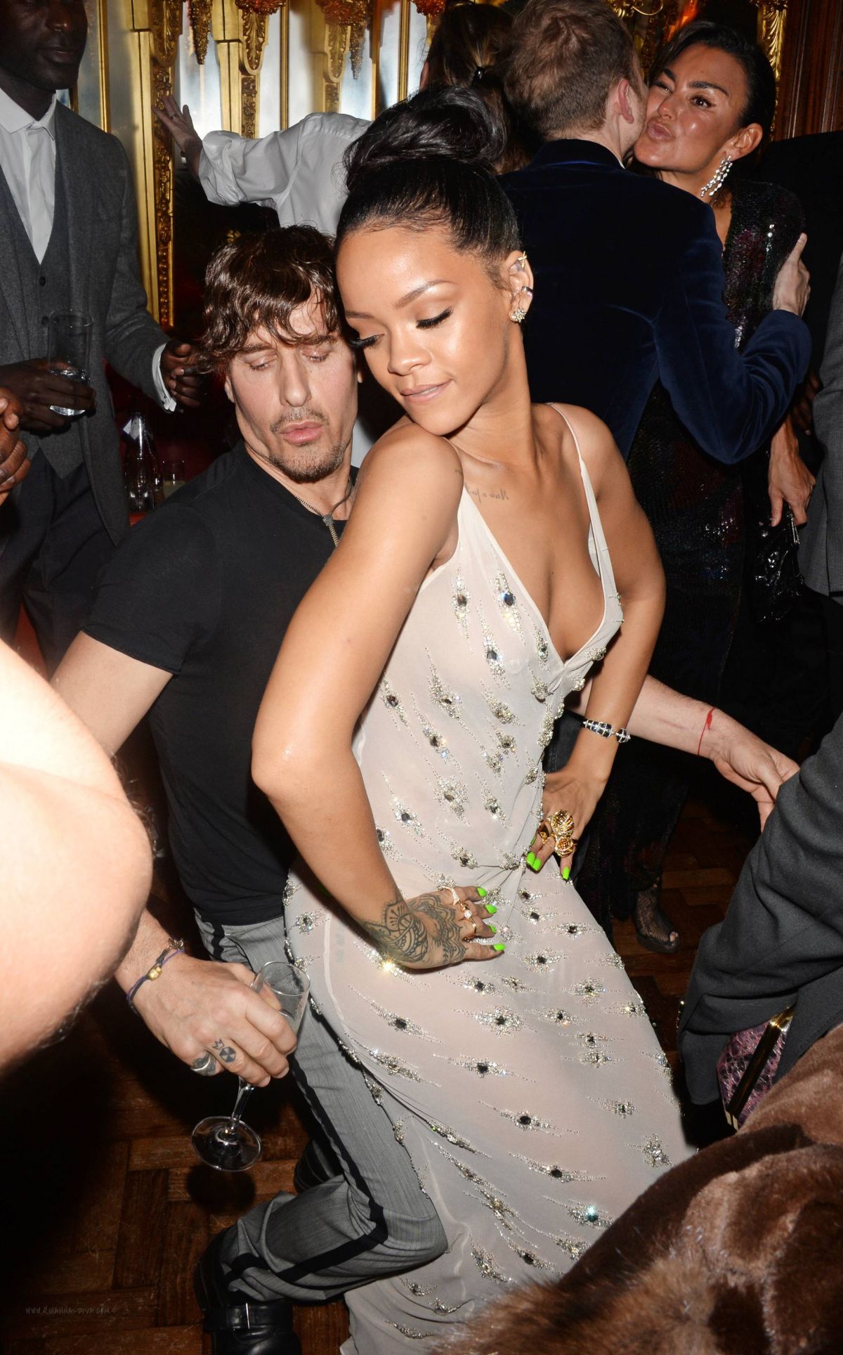 rihanna-at-edward-enninful-party-in-london_5.