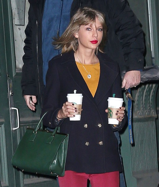 TAYLOR SWIFT Leaves Her Apartment