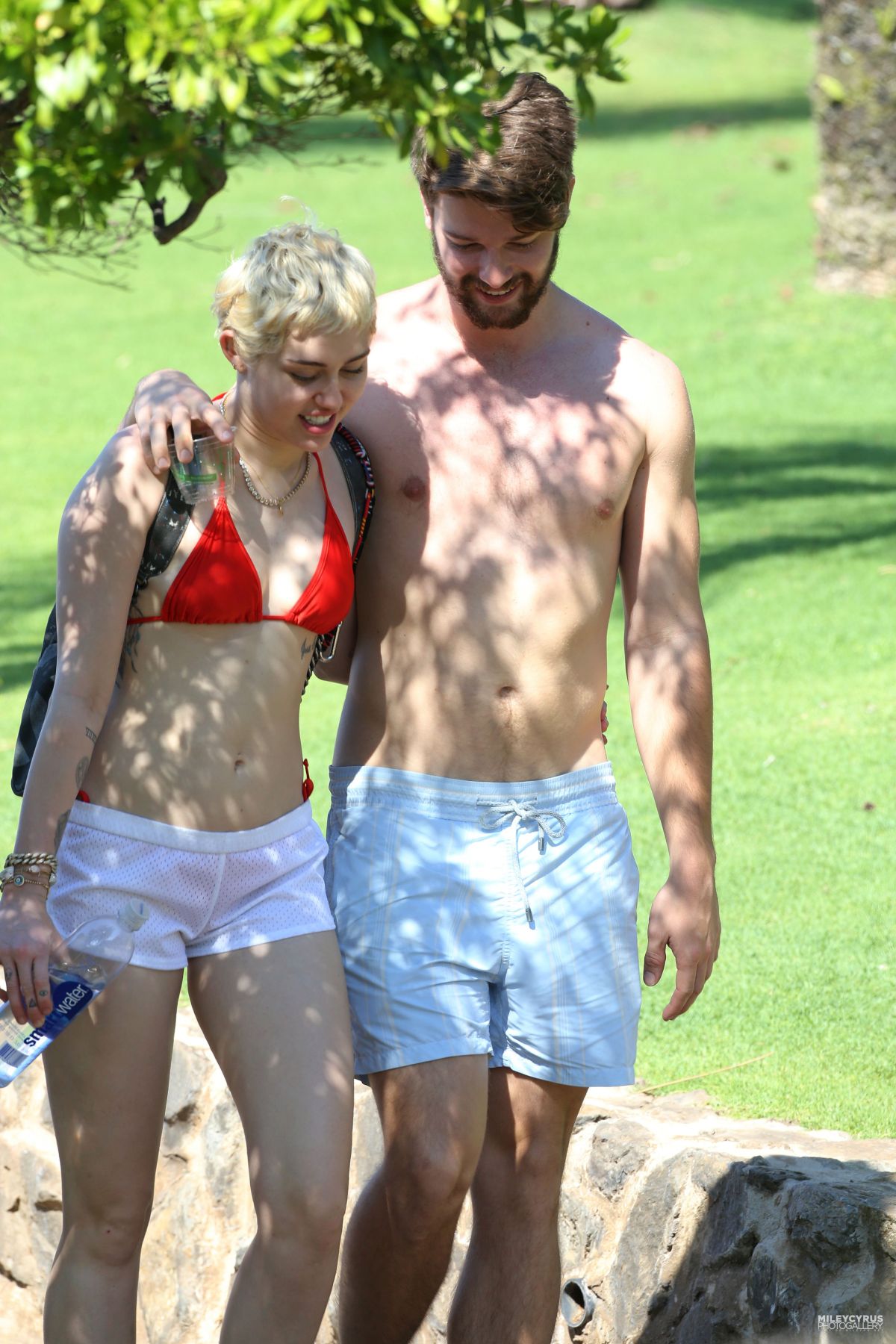 https://www.hawtcelebs.com/wp-content/uploads/2015/01/miley-cyrus-and-patrick-schwarzenegger-on-vacation-in-hawaii_12.jpg