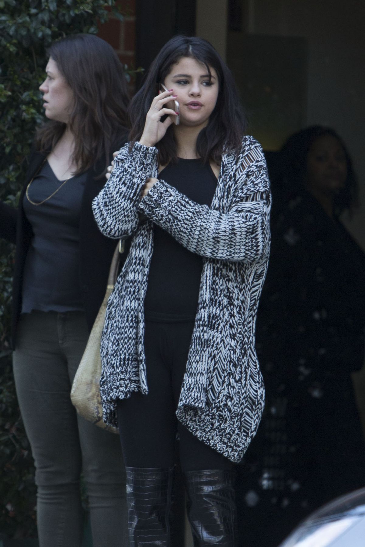 SELENA GOMEZ Leaves Mr Chows in Beverly Hills – HawtCelebs