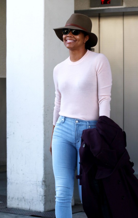 GABRIELLE UNION at Los Angeles international Airport