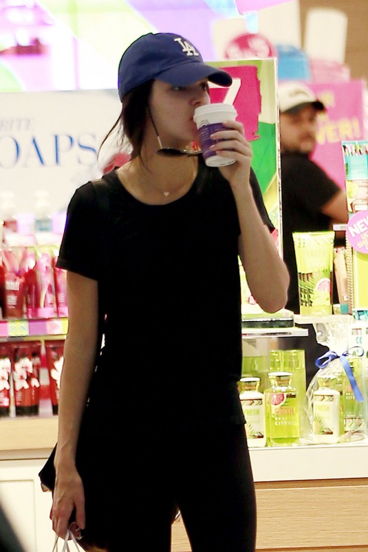 KENDALL JENNER Shopping in Los Angeles