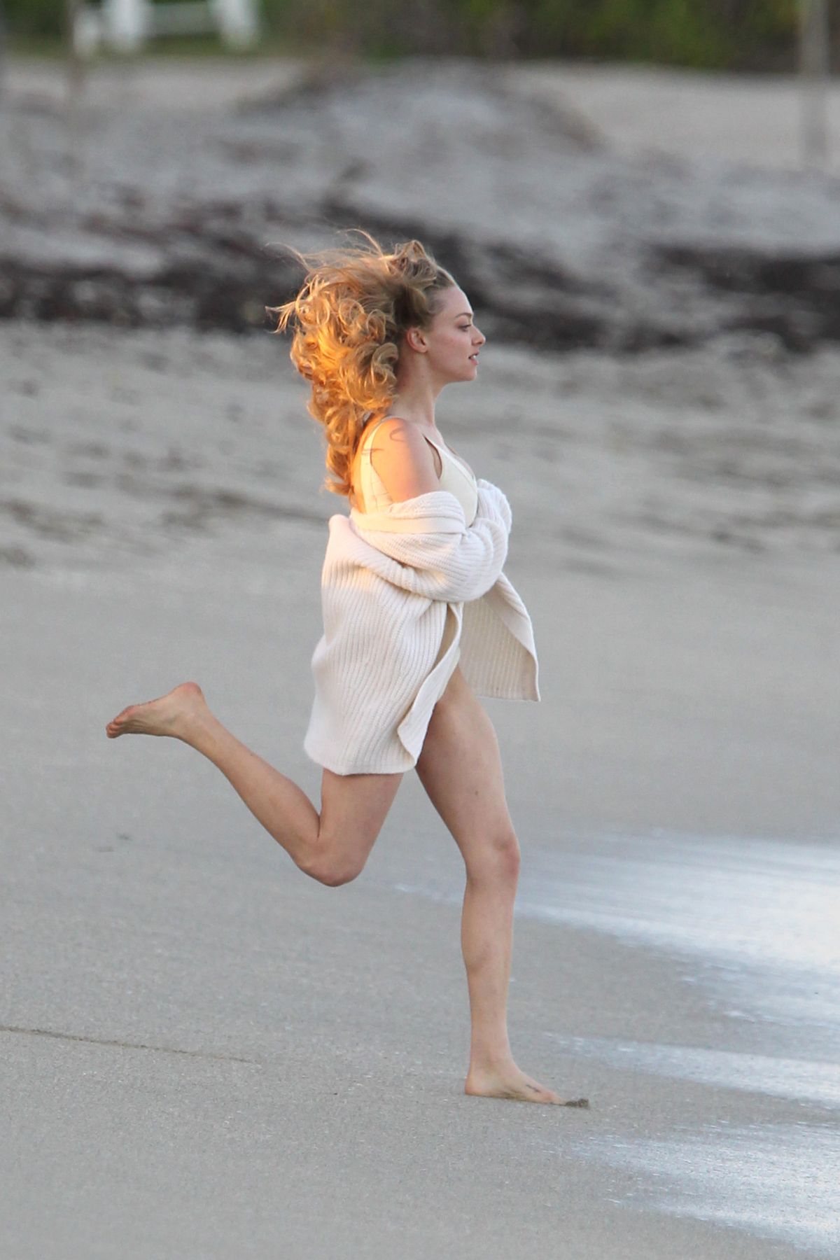 amanda-seyfried-in-swimsuit-on-the-set-of-a-photoshoot-in-miami_49.