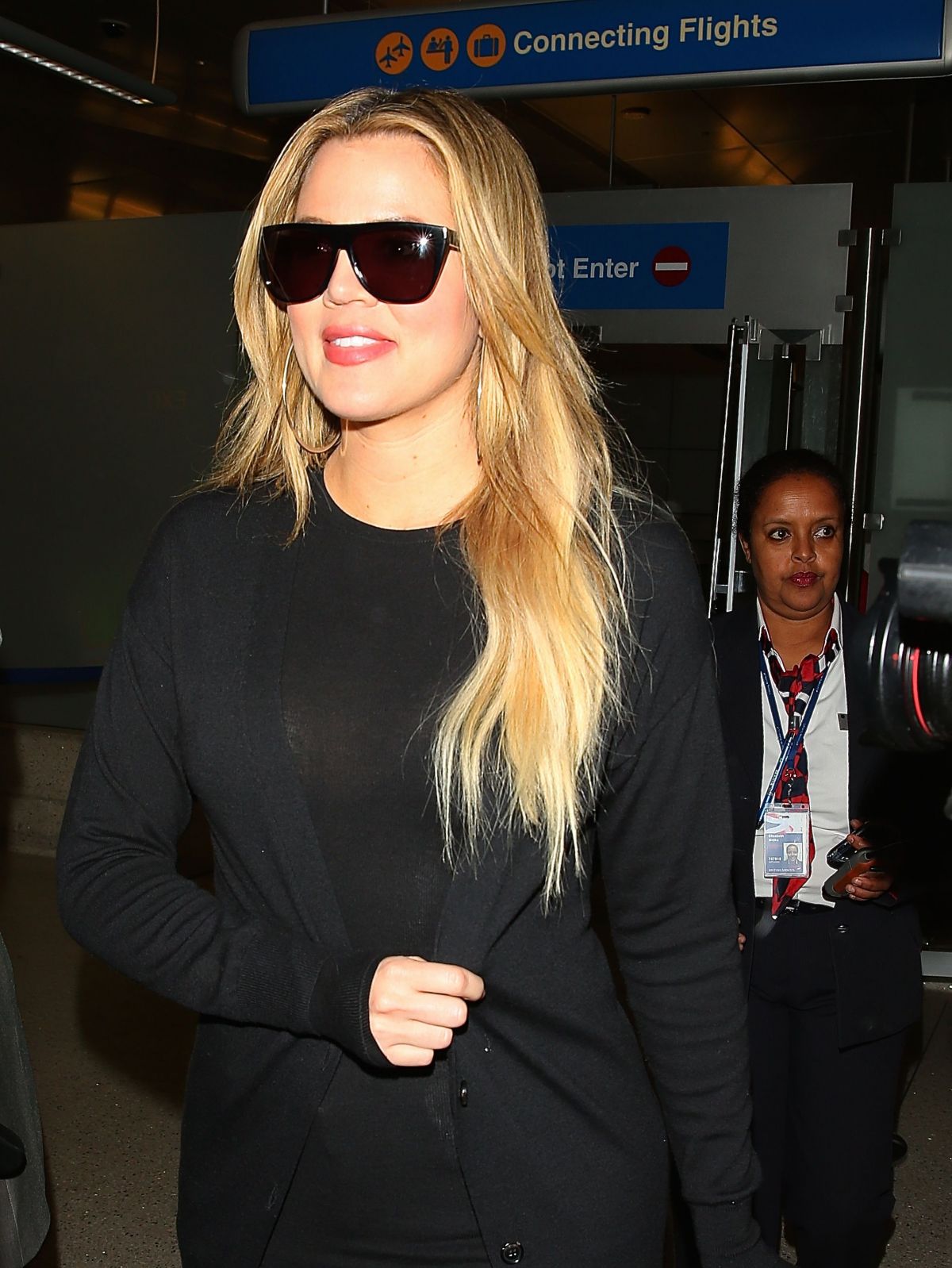 KHLOE KARDASHIAN in Jeans at LAX Airport in Los Angeles – HawtCelebs
