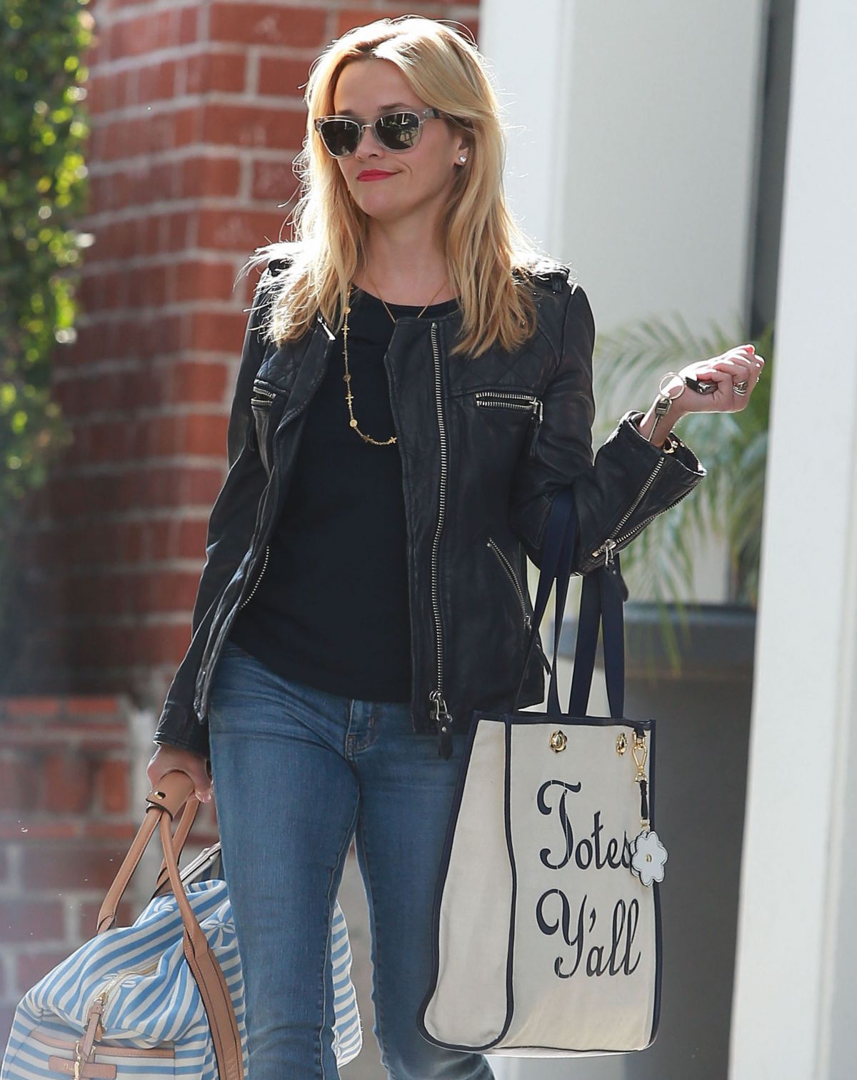 REESE WITHERSPOON Out Shopping in Beverly Hills 05/28/2015 – HawtCelebs