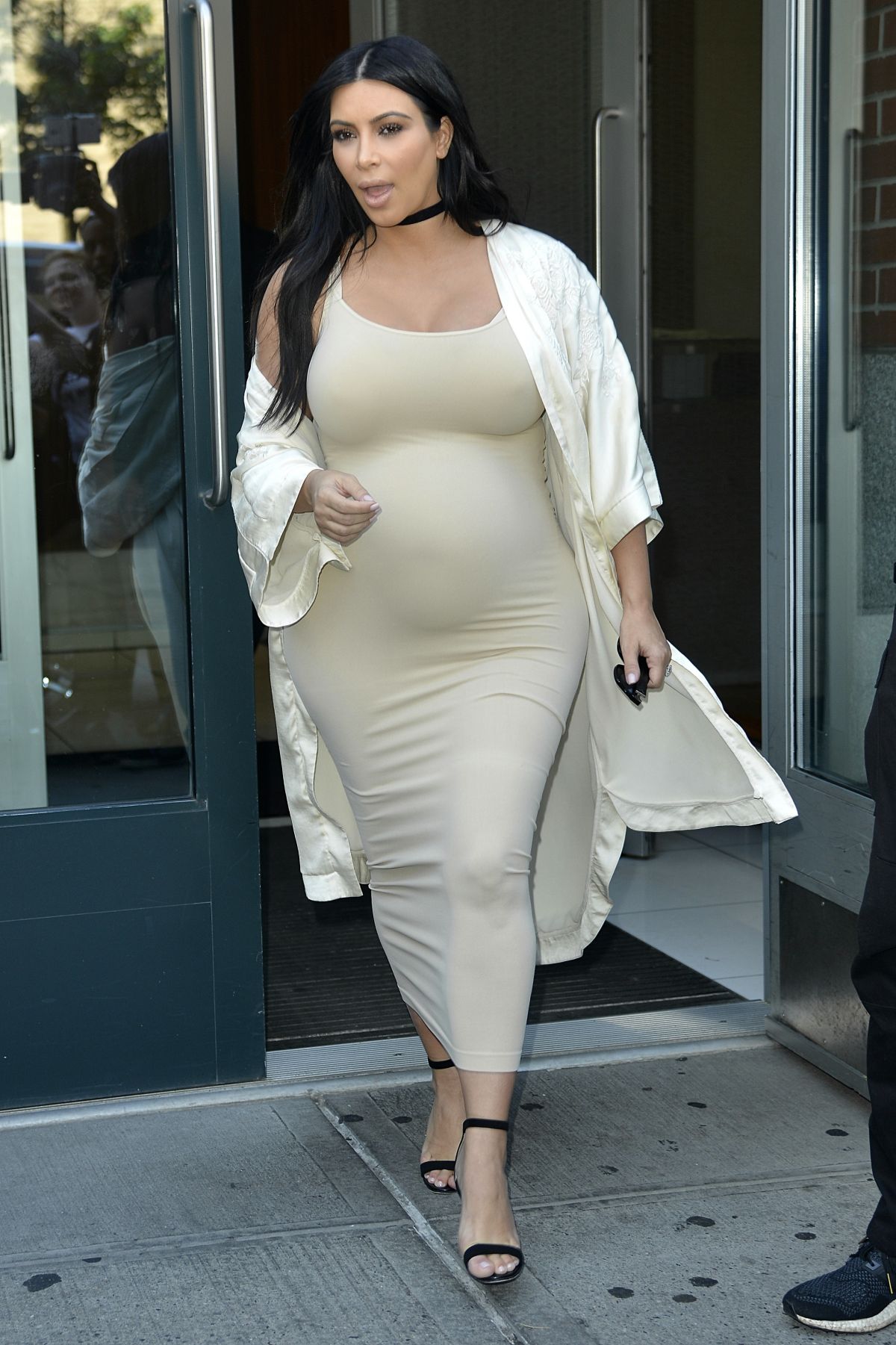 Pregnant Kim Kardashian Leaves Her Apartment In New York 09 13 2015 15 
