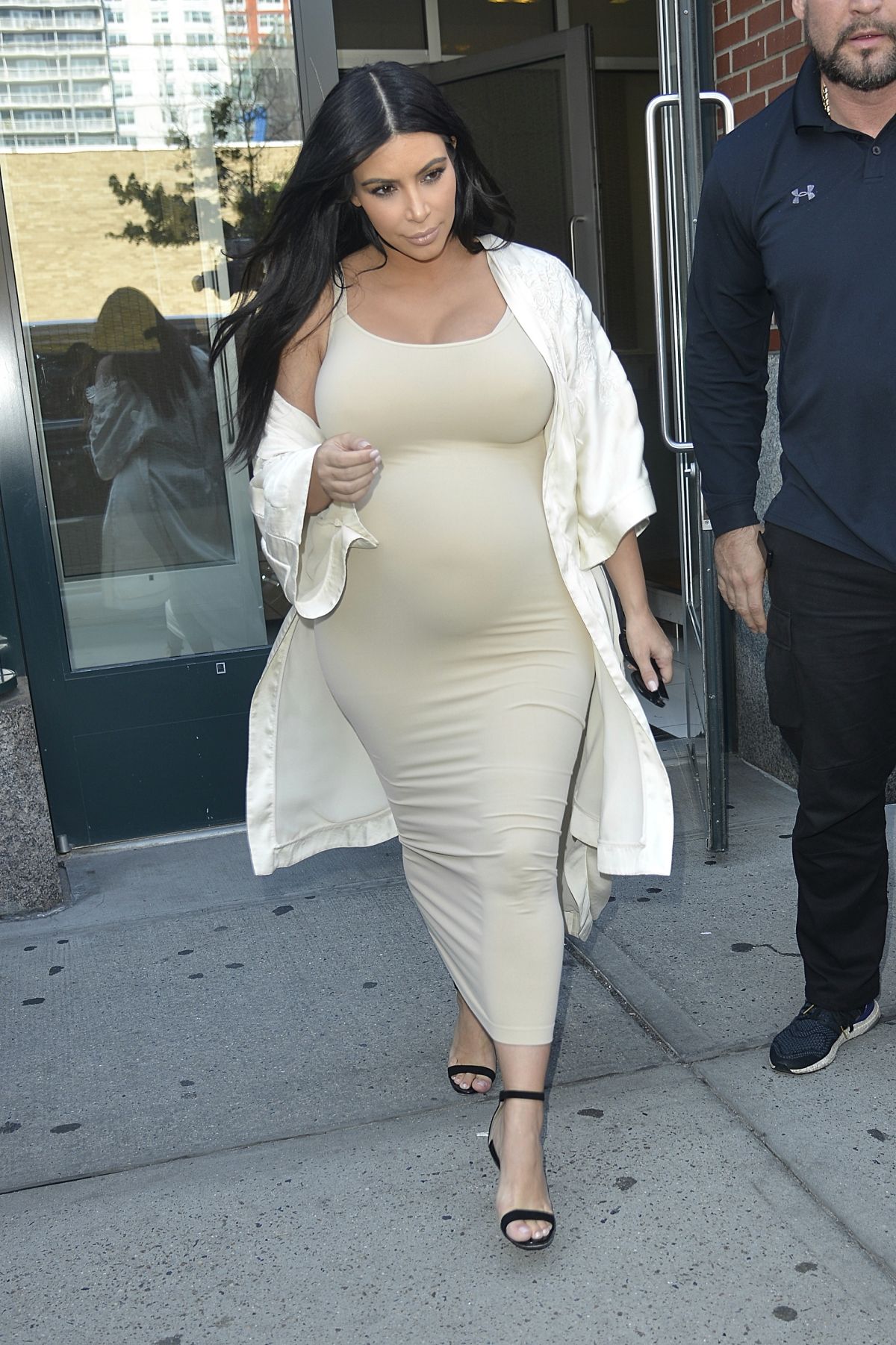 Pregnant KIM KARDASHIAN Leaves Her Apartment in New York 09/13/2015 ...