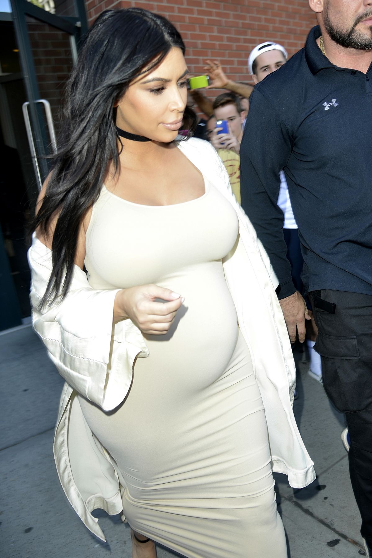 Pregnant Kim Kardashian Leaves Her Apartment In New York 09 13 2015 18 
