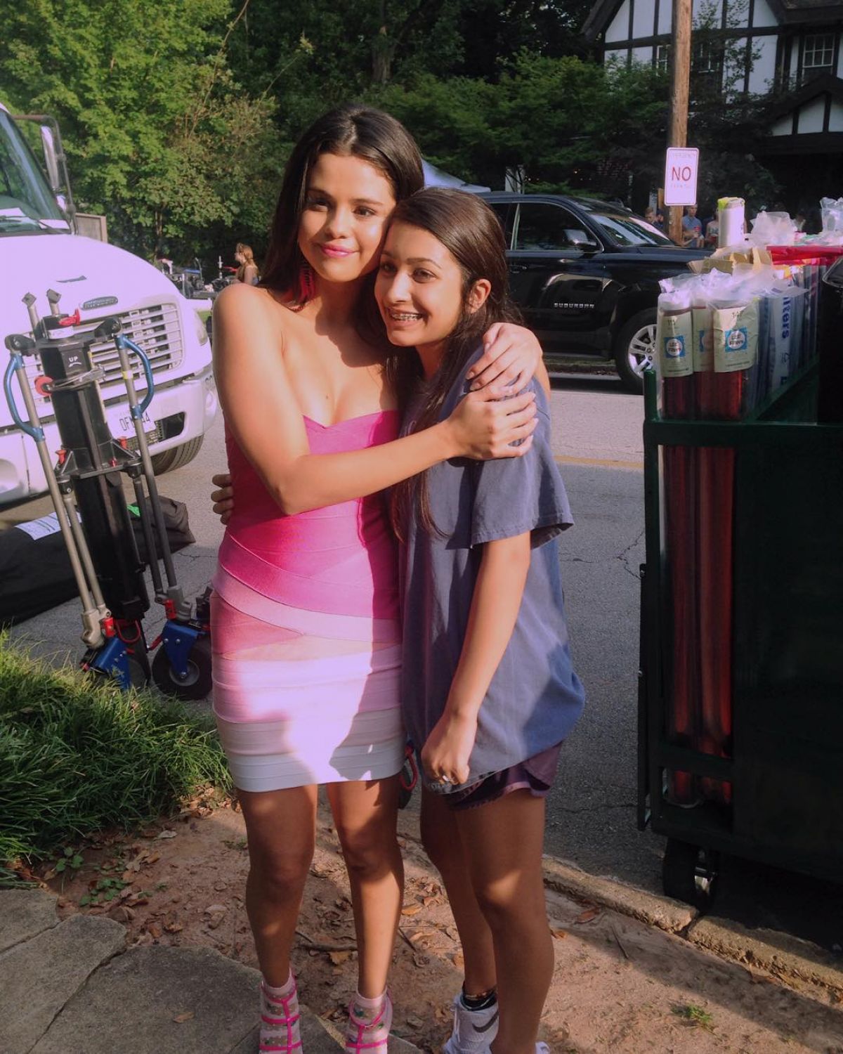 Selena Gomez Arrives on Set for Neighbors 2 – GAFollowers