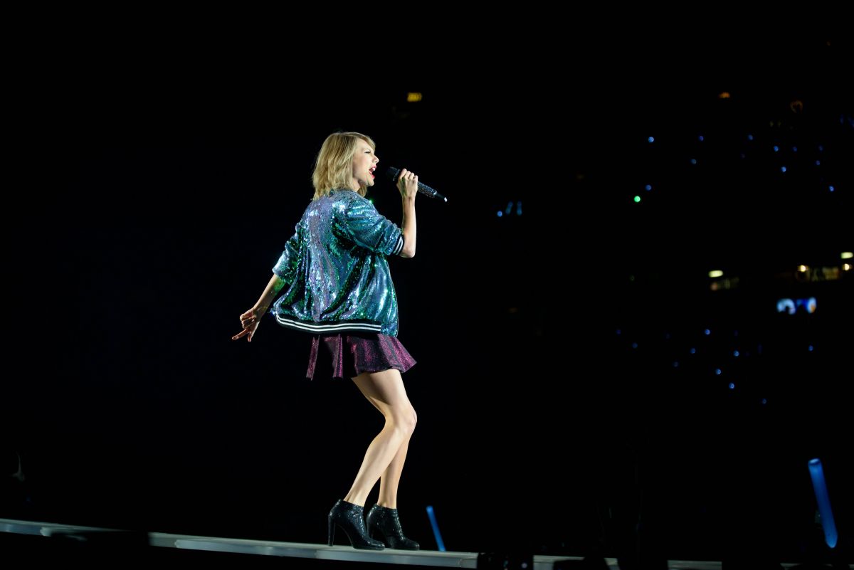TAYLOR SWIFT Performs at The 1989 World Tour at the Rogers Centre in ...