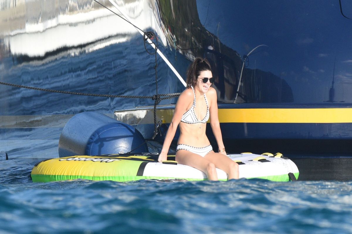 Kendall Jenner In Bikini On The Yacht In St Barts 01012016 Hawtcelebs