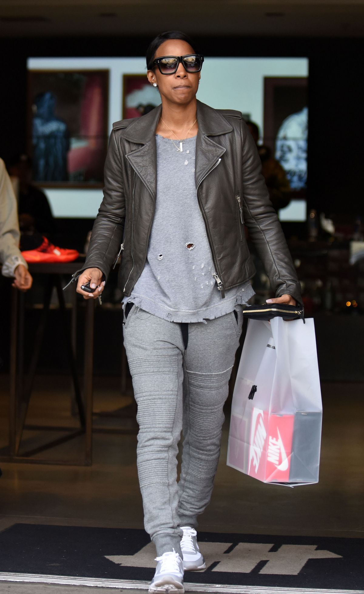 KELLY ROWLAND Out Shopping in Los Angeles 01/15/2016 - HawtCelebs ...