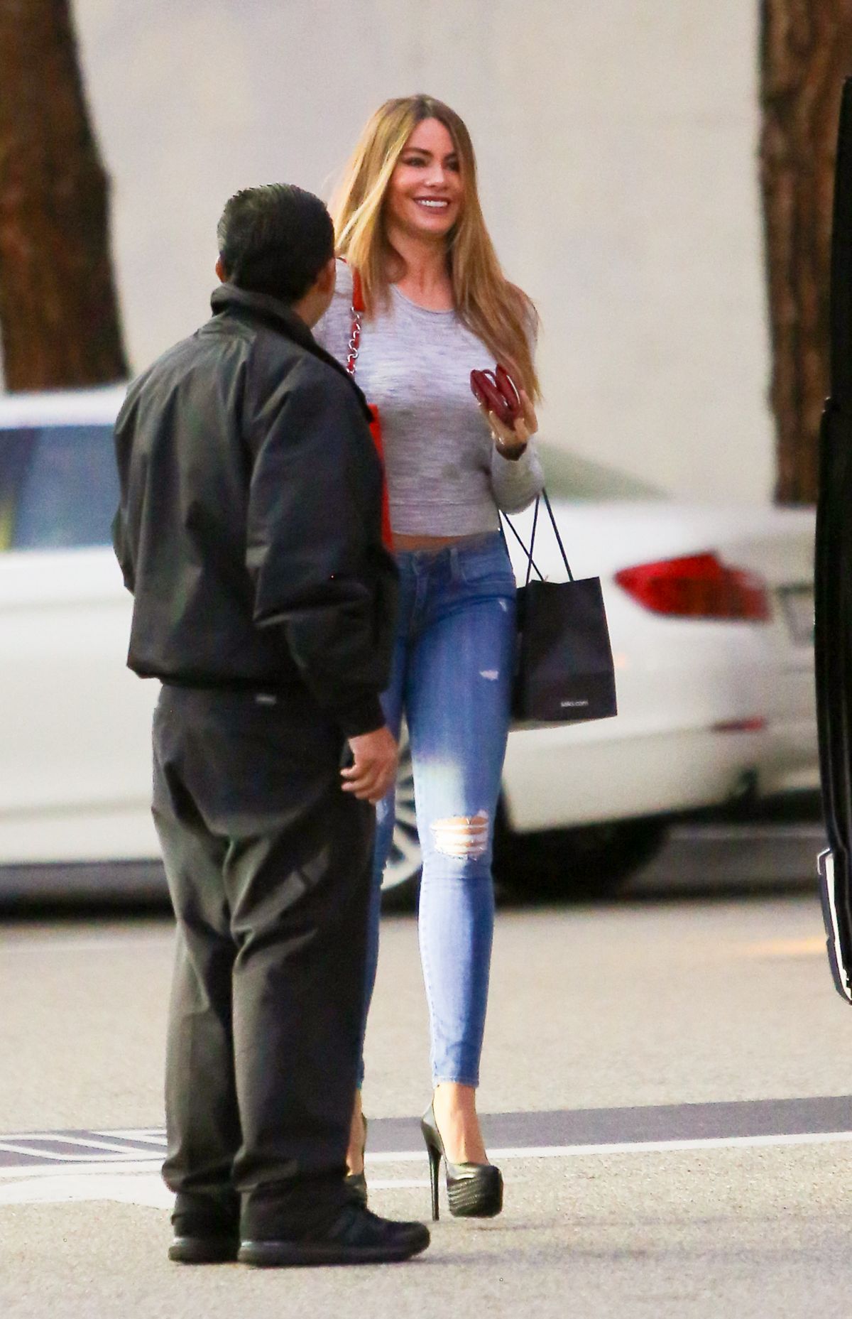 sofia-vergara-in-jeans-out-and-about-in-beverly-hills-01-14-2016_2