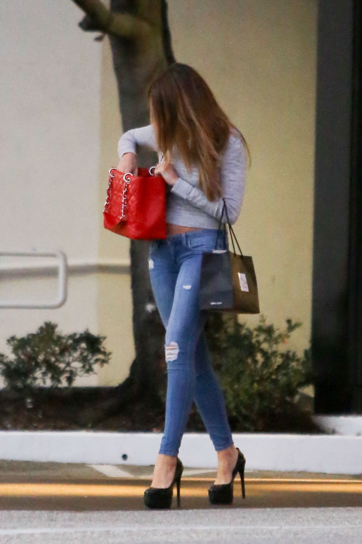 sofia-vergara-in-jeans-out-and-about-in-beverly-hills-01-14-2016_2