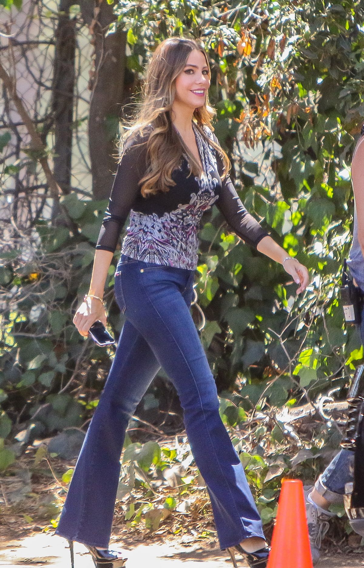 sofia-vergara-on-the-set-of-modern-family-in-los-angeles-08-11