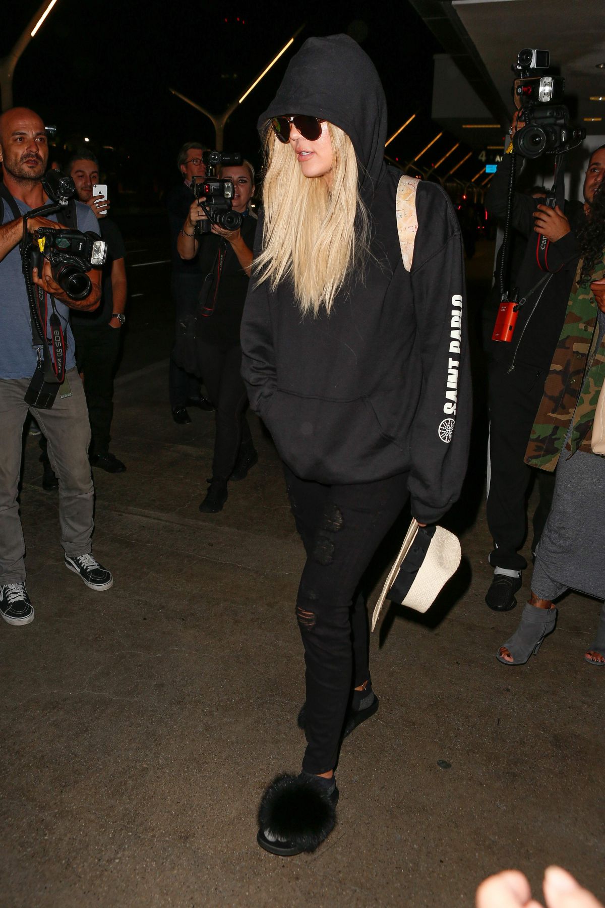 Khloe Kardashian Arrives At Jfk Airport In New York 09212016 Hawtcelebs
