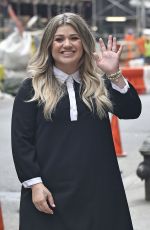 KELLY CLARKSON Out and About in New York 09/04/2016