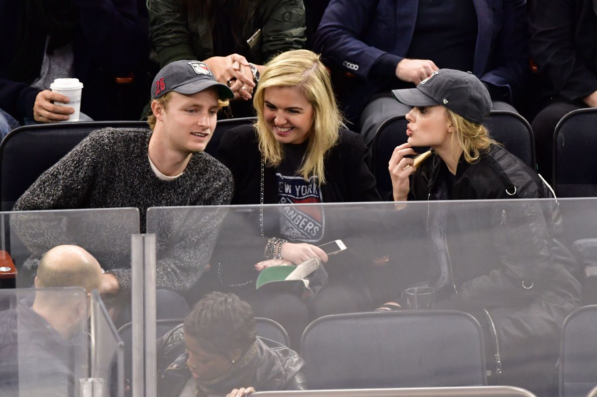 MARGOT ROBBIE at New York Rangers Game in New York 11/27/2016 – HawtCelebs
