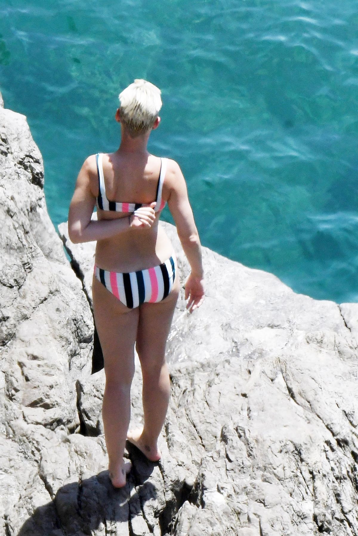 katy-perry-in-bikini-at-a-beach-in-amalfi-07-10-2017_4 – HawtCelebs