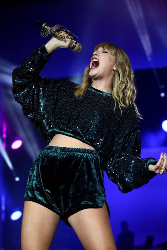TAYLOR SWIFT Performs at Capital FM Jingle Bell Ball in London 12/10/2017