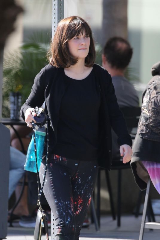 ZOOEY DESCHANEL Shows New Haircut as She Goes to a Gym in Los Angeles 01/25/2018