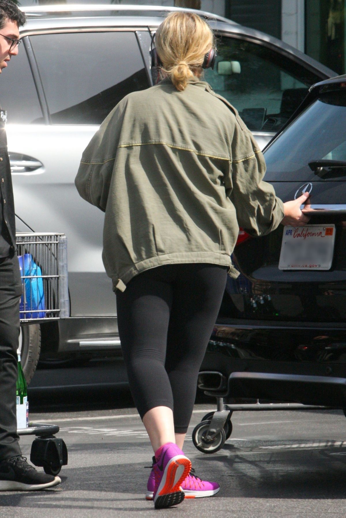 AMY POEHLER Shopping at Bristol Farms in Beverly Hills 03/30/2018.